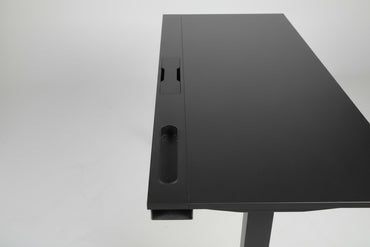 Detalje af IKEA hæve-sænkebord – kabelgennemføring og kabelbakke til skrivebord