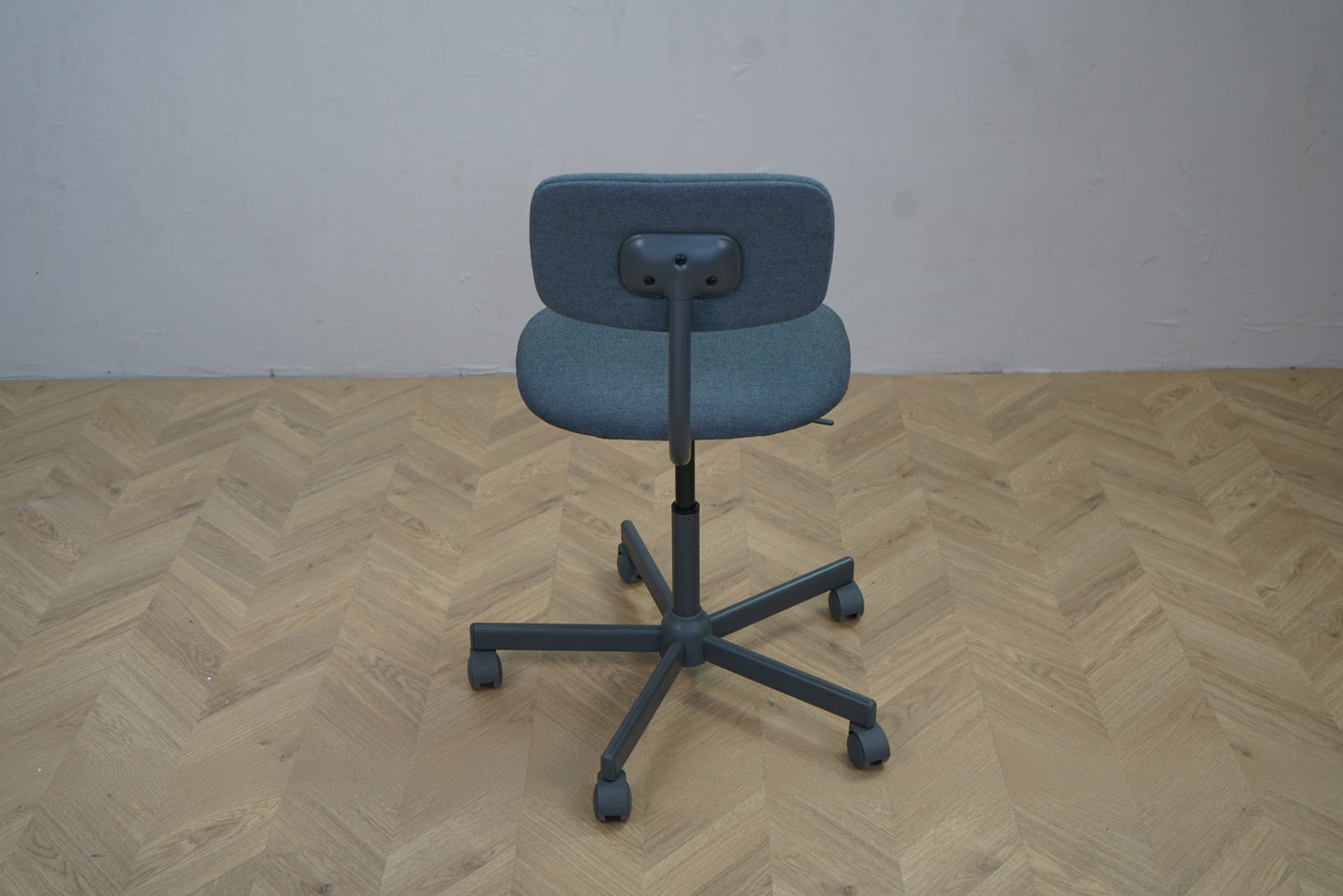 IKEA kontorstol set bagfra – enkel ergonomisk stol i blå tekstil med sort stel og hjul.