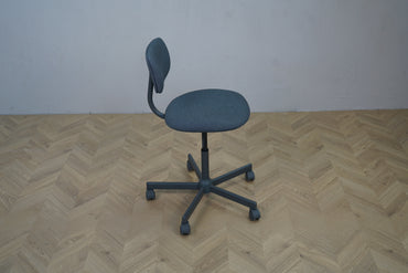 IKEA kontorstol set fra siden – blå polstret arbejdsstol med ryglæn og hjul til fleksibel brug.