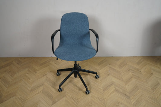 IKEA LÅNGFJÄLL konferencestol i Gunnared blå med sort stel, set forfra.