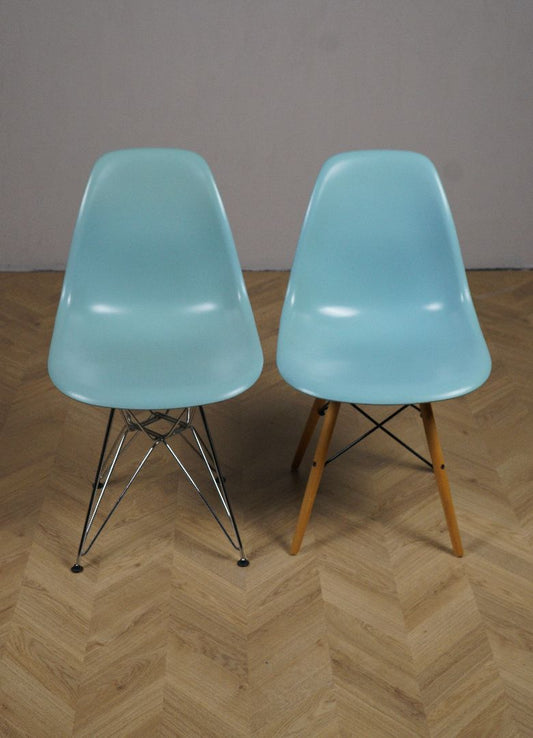 Frontvisning af IKEA skalstol i turkis med blandet understel.