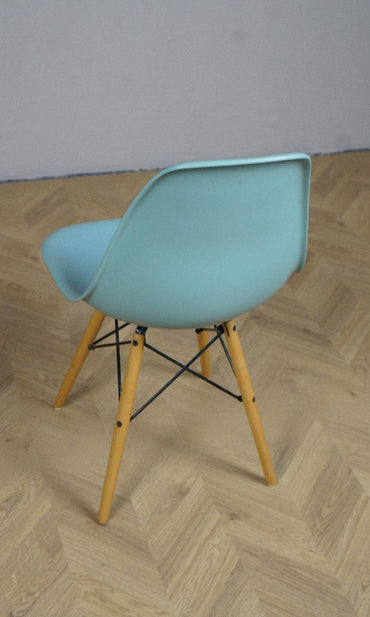 Skråbillede af IKEA skalstol i turkis, der viser det blandede understel og stolens ergonomiske form.