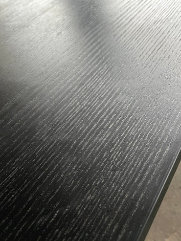 Close-up af overfladen på IKEA sort bord i sortbejdset askefinér
