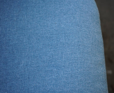 Close-up af blå polstring og detaljer på IKEA Vedbo lænestol med træben.