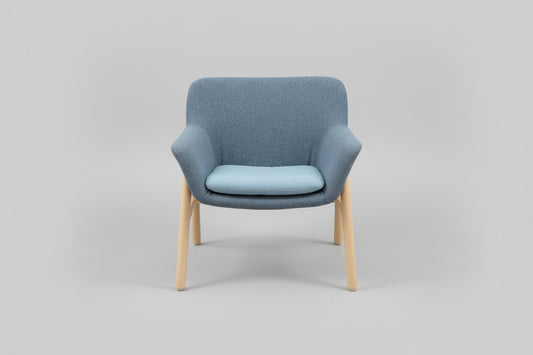 IKEA Vedbo lænestol i blå polstring set forfra med solide træben og 45 cm siddehøjde.