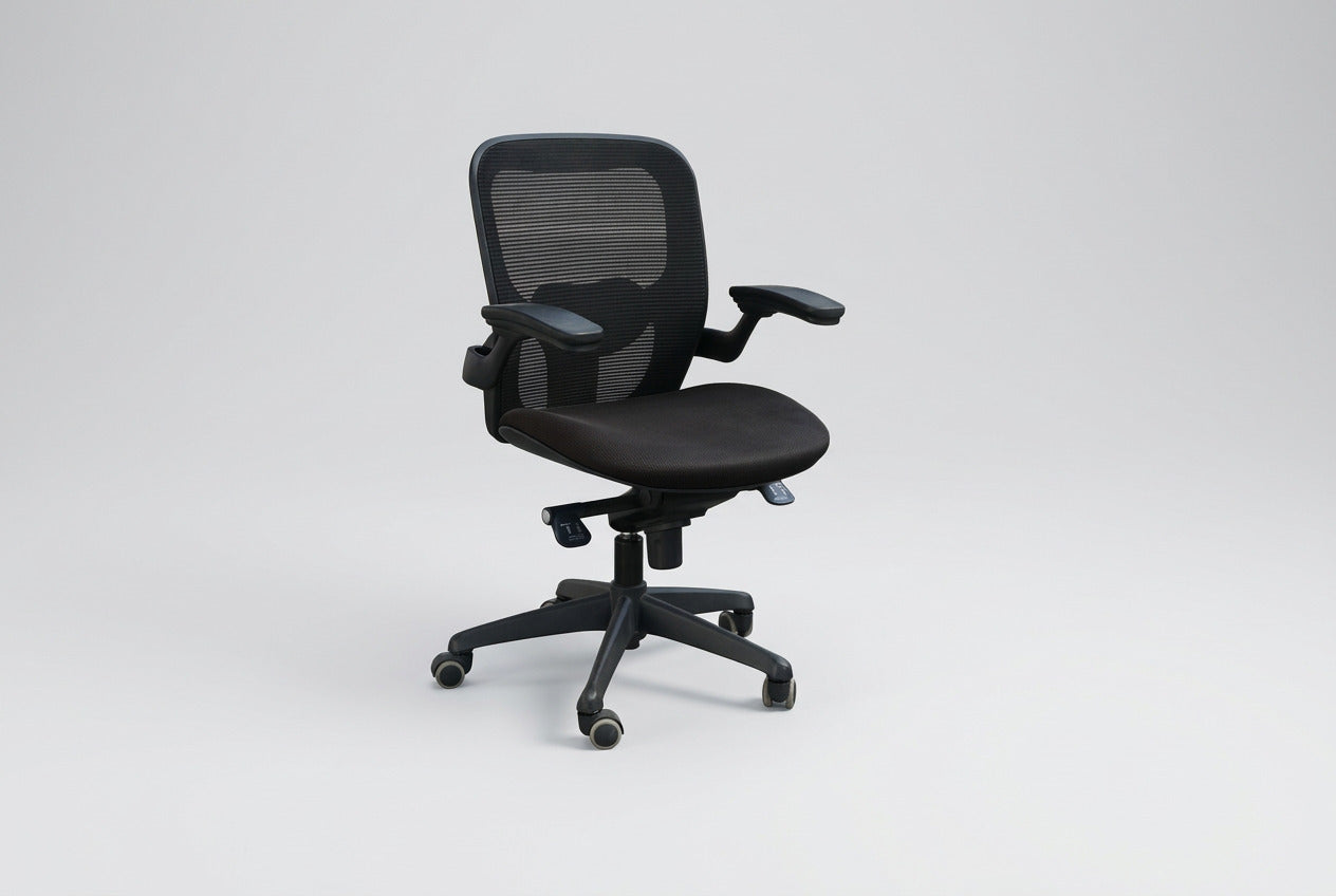 IKO ergonomisk kontorstol i sort med mesh ryg, armlæn og justerbar lændestøtte, set fra skrå vinkel.