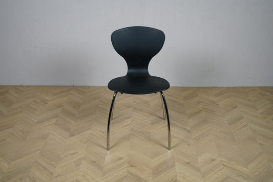 IlpoSpa IKS sort stabelbar spise- og caféstol med krom stel set forfra