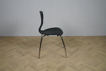 IlpoSpa IKS sort stol set fra siden med krom stel og siddehøjde 46 cm