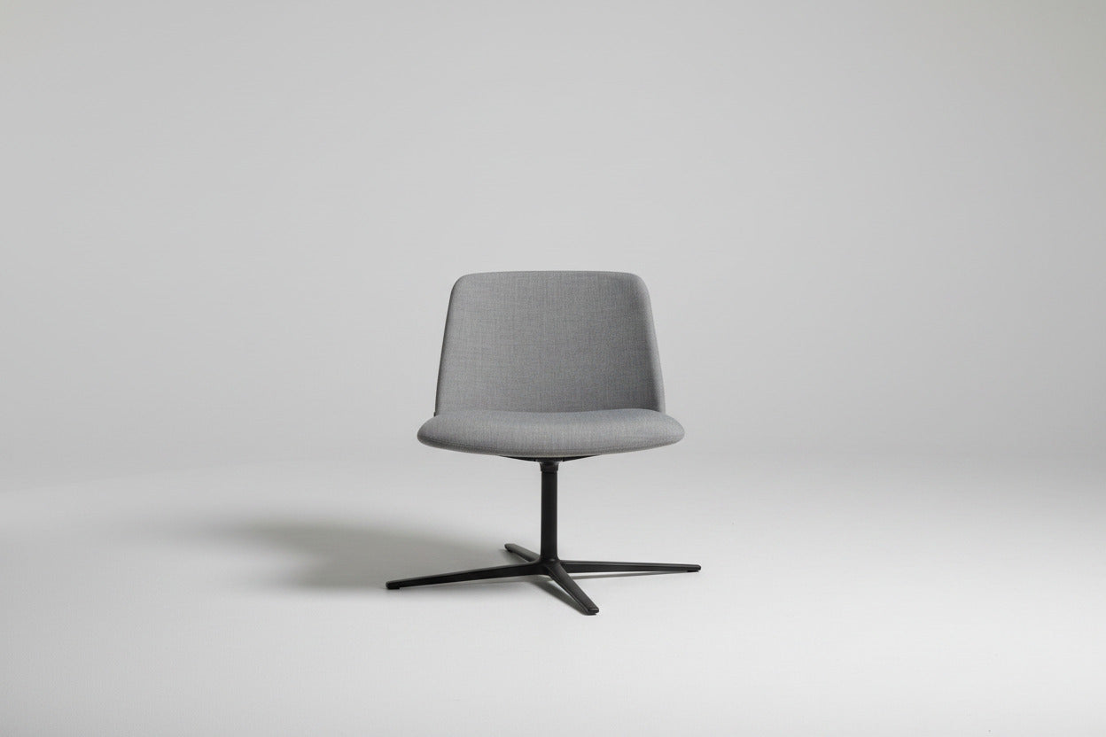 INCLASS Xail loungestol med grå polstring og sort drejestel set forfra