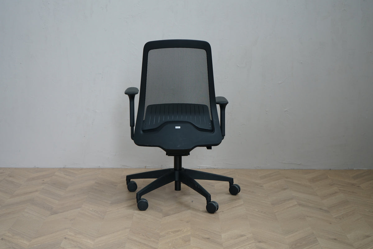 Interstuhl Every 251-ery kontorstol sort med ventilerende mesh-ryg og armlæn set bagfra