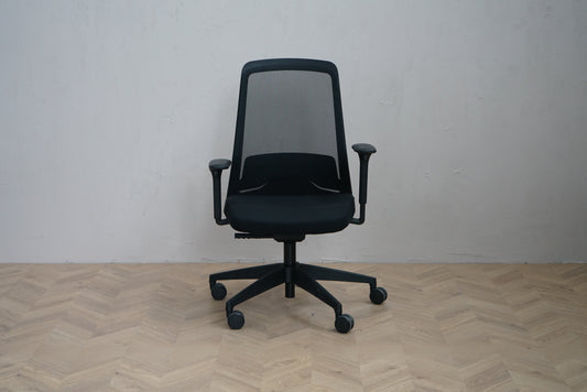 Interstuhl Every 251-ery ergonomisk kontorstol sort med armlæn set forfra