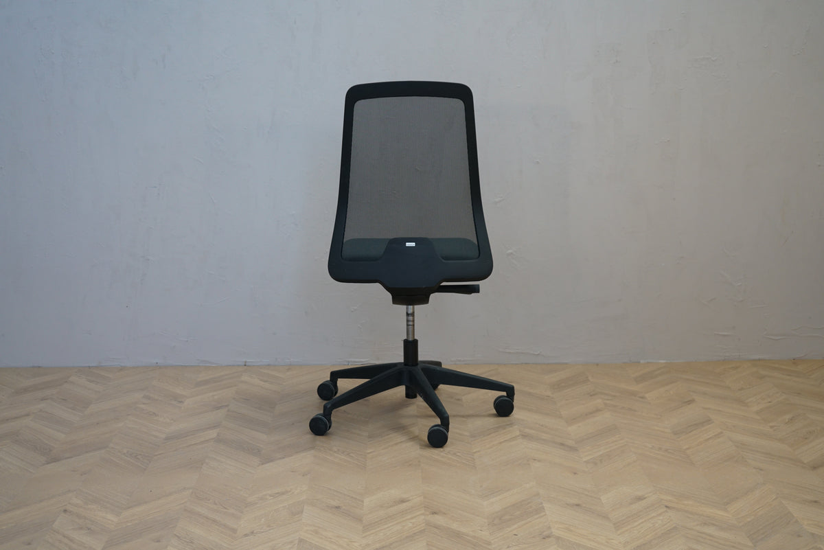 Interstuhl Every kontorstol bagfra med åndbar sort mesh ryg og moderne design
