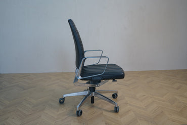 Sidevisning af INTERSTUHL is5 VINTAGEis5 direktørstol i sort – komfort og innovativ teknik i eksklusivt design