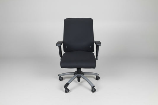 Interstuhl kontorstol i sort med fuld polstring og justerbare armlæn set forfra