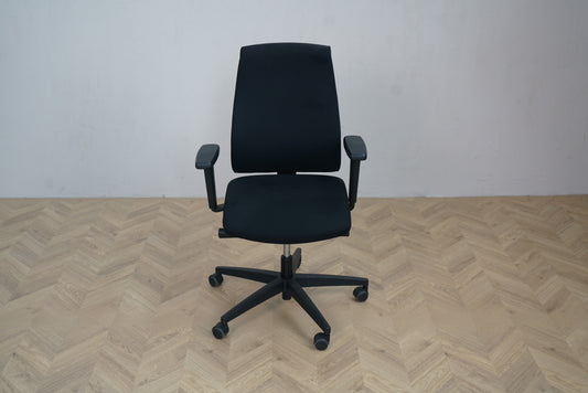 Interstuhl kontorstol i sort med armlæn og hjul – frontbillede