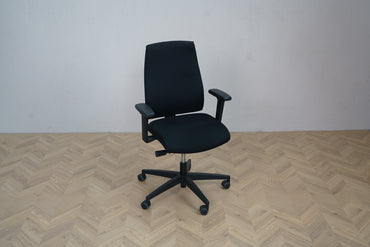 Interstuhl kontorstol i sort med ergonomisk design – skrå vinkel