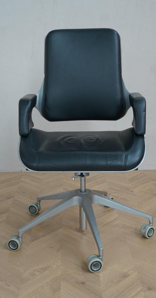 Interstuhl Silver 262S direktørstol set forfra i sort læder og børstet metal