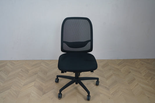 Invicta netstol i sort set forfra med netryg og tekstilsæde