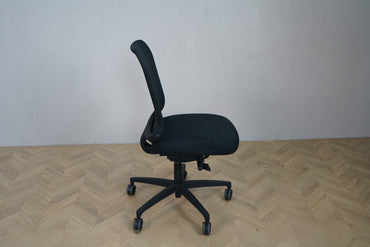 Invicta netstol i sort set fra højre side med justerbar lændestøtte