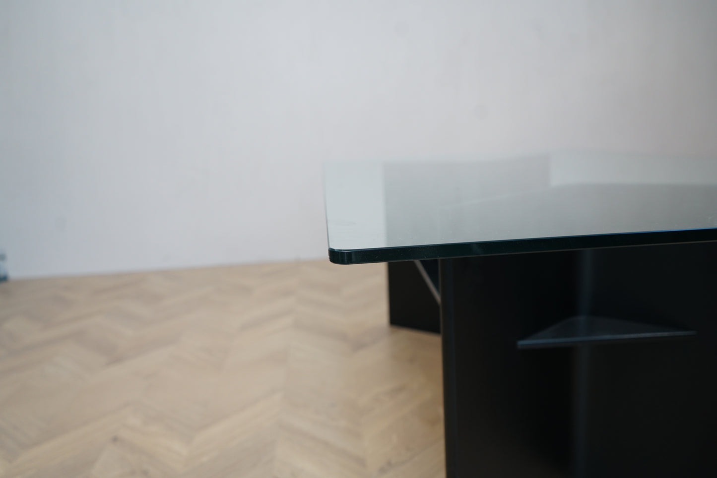 Nærbillede af kaffebord med glasplade og sorte ben – elegant detalje