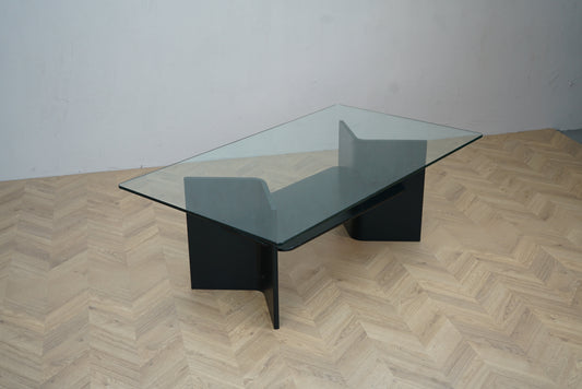 Moderne kaffebord med glasbord og sorte ben set skråt forfra – stilrent design