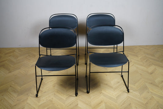 Sæt med 4 sorte Kinnarps stole set forfra – minimalistiske og stabelbare stole med 45 cm siddehøjde til spisebord eller mødelokale.