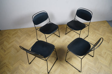 Fire sorte Kinnarps stole set ovenfra – moderne og pladsbesparende design, ideelle som spisestole, mødestole eller loungestole.