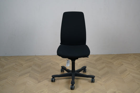 Kinnarps 5000 kontorstol i sort set forfra – ergonomisk stol med Xtreme polstring