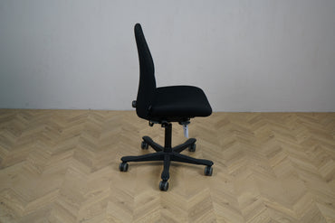 Kinnarps 5000 kontorstol i sort set fra siden – kontorstol med fodkryds og gummihjul