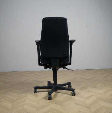 Kinnarps 6000/8000 kontorstol i sort – bagside med justerbar ryg og armlæn, brugt model.