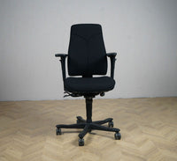 Brugt Kinnarps 6000/8000 kontorstol i sort med Free Float-funktion – ergonomisk design set forfra.
