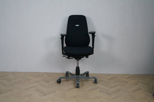 Kinnarps 6000 Free Float kontorstol i sort med armlæn – set forfra