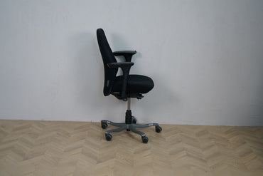 Kinnarps 6000 Free Float ergonomisk kontorstol set fra siden med høj ryg og mørkegråt fodkryds