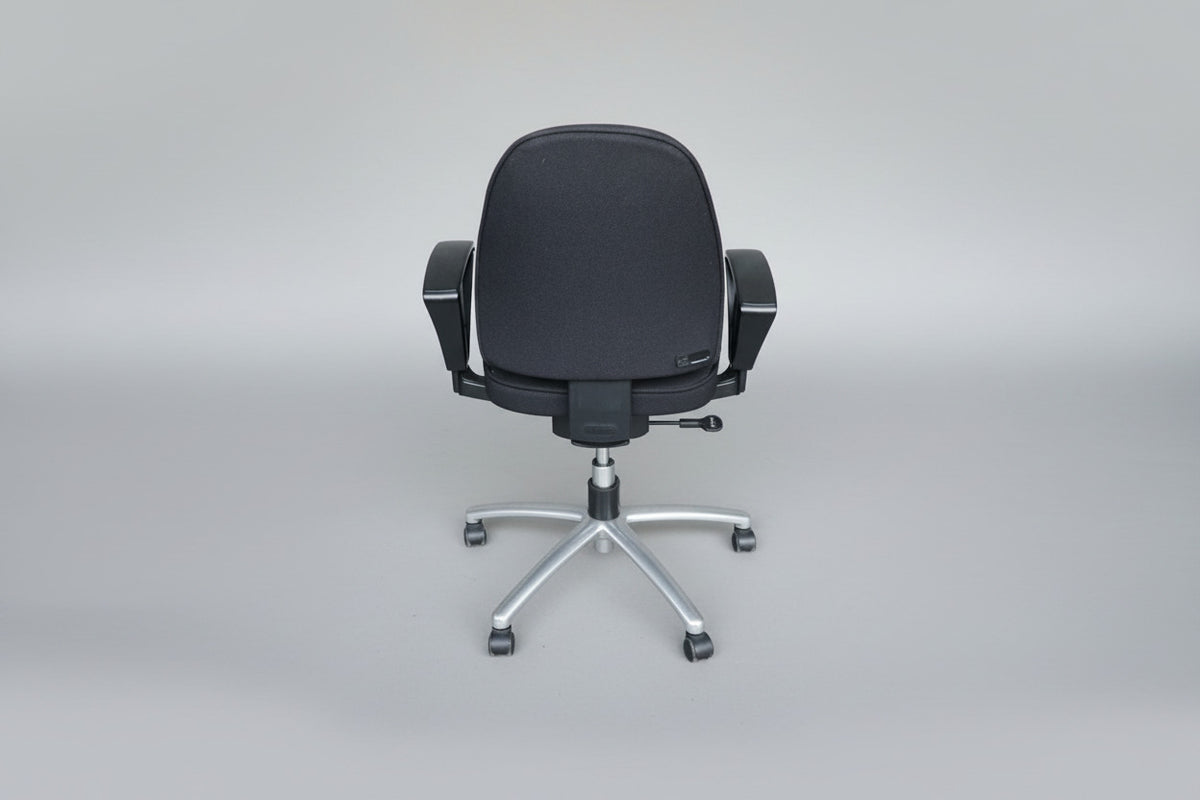 Kinnarps 8000 kontorstol set bagfra med ergonomisk ryglæn og robust konstruktion