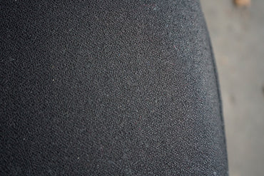 Close-up af Kinnarps 8000 kontorstolens polstring og Synchrone-vipfunktion