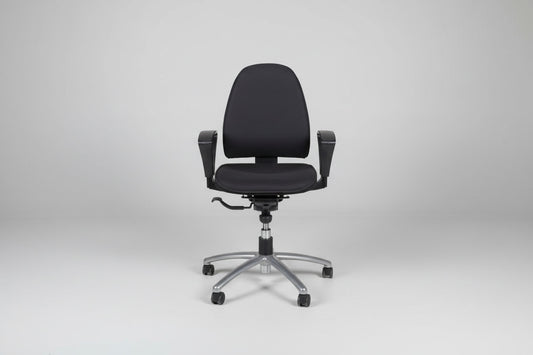 Kinnarps 8000 ergonomisk kontorstol set forfra med justerbare armlæn og høj komfort