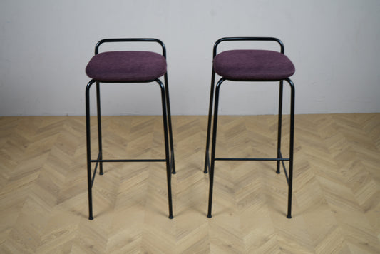 Sæt af 2 Kinnarps barstole i lilla polstret stof med sort stel set forfra