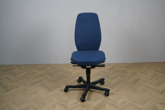 Kinnarps blå kontorstol set forfra – ergonomisk kontorstol med polstret sæde og ryg