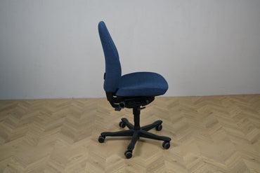 Kinnarps blå kontorstol set fra siden – komfortabel stol i slidstærkt tekstil med ergonomisk design