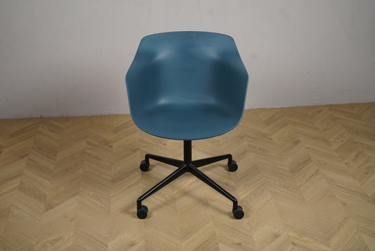 Kinnarps blå skaldstol med sorte ben og hjul set forfra