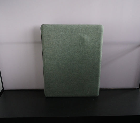 Kinnarps grøn bordskærm monteret på siden af bordet set forfra