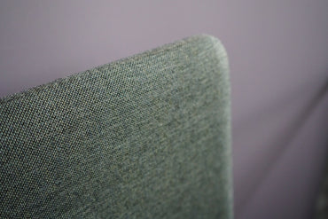 Close up af Kinnarps grøn bordskærm med tekstiloverflade