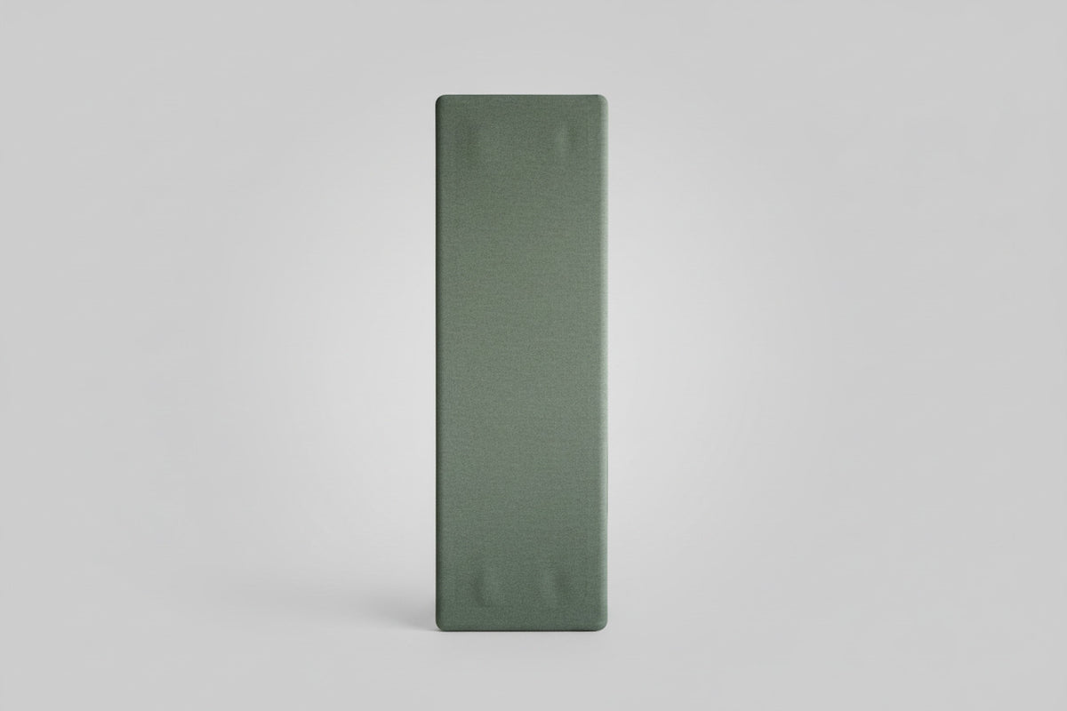 Kinnarps bordskærm 200x65 cm monteret på siden af skrivebord set bagfra