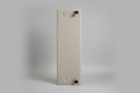 Kinnarps bordskærm 200x65 cm monteret på siden af skrivebord set bagfra