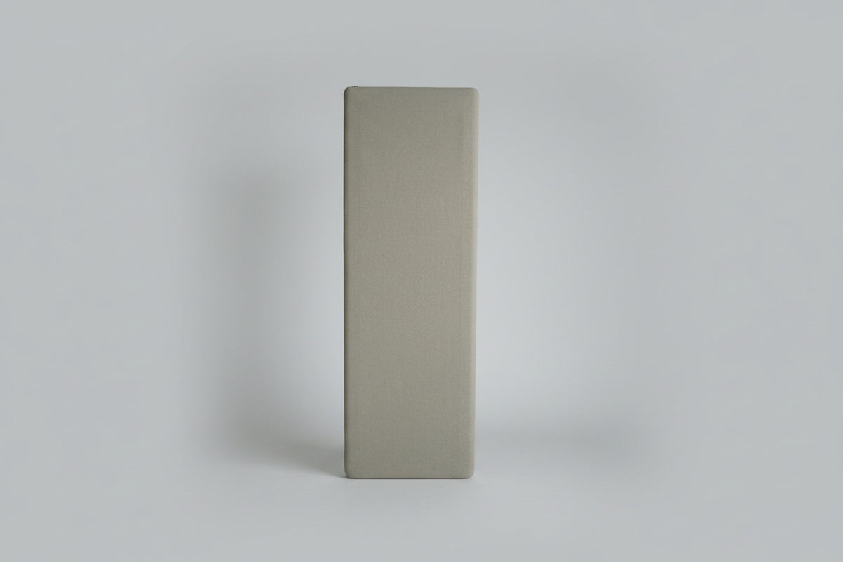 Kinnarps bordskærm til skrivebord 200x65 cm i beige set forfra