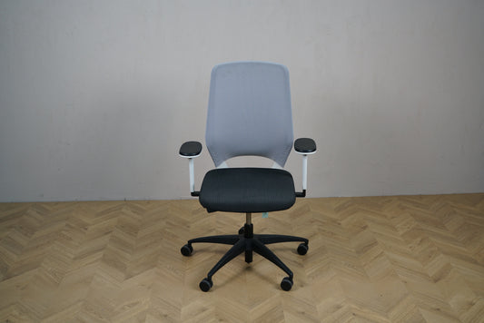 Kinnarps Esencia kontorstol grå/sort set forfra – ergonomisk stol med armlæn og mesh-ryg