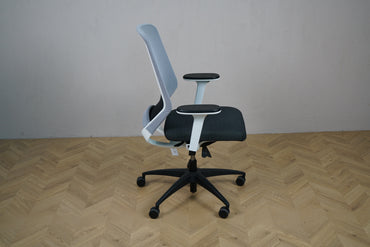 Kinnarps Esencia kontorstol grå/sort set fra siden – kontorstol med polstret sæde og justerbare armlæn