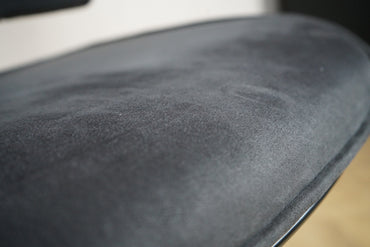 Nærbillede af sædet på Kinnarps Free Float 6000 kontorstol i mørkegrå alcantara