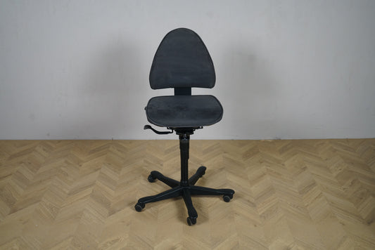 Kinnarps Free Float 6000 kontorstol set forfra i mørkegrå alcantara med sorte ben og hjul