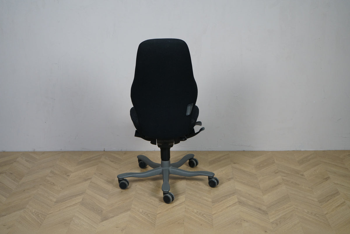 Kinnarps Free Float 6000 ergonomisk kontorstol med høj ryg i sort polstring set bagfra